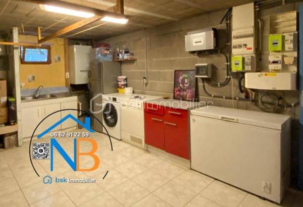 Cette belle maison offre de nombreux espaces et une distribution idéale pour une vie de famille.
Au rez-de-chaussée :
La pièce de vie, traversante et lumineuse développe 52 m² environ avec sa cuisine meublée et ouverte, offrant un espace convivial et parfaitement adapté à la vie quotidienne. Un couloir dessert une chambre (14.68 m² environ ) avec dressing, un bureau ( 8.75 m² environ), une salle de bain et WC indépendant ;

À l’étage :

Une pièce palière avec dressing, dessert deux vastes chambres ( 20 m² et 15 m² environ ) avec de beaux espaces de rangements, équipées de climatisation réversible ; 

Un sous-sol offrant de nombreuses possibilités, stationnement de 2 véhicules ; 

Une cave, une buanderie équipée d’une douche et d’un évier, une chambre avec lavabo et WC indépendant ;
Le chauffage est assuré par un chauffage central au gaz.

Un terrain clos de 847 m², offrant un agréable espace extérieur et de nombreuses possibilités d’aménagement. Deux terrasses pour profiter des beaux jours.

Cette maison se distingue par sa proximité des écoles, commerces tout en offrant la tranquillité d’un quartier paisible

Atout économique majeur : grâce à son installation de panneaux solaires, la propriété bénéficie de revenus permettant de prendre en charge la totalité de la taxe foncière, offrant ainsi un avantage financier particulièrement appréciable pour les futurs propriétaires.

Pour tout renseignement complémentaire ou afin d’organiser une visite, n’hésitez pas à me contacter.