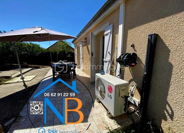 Cette belle maison offre de nombreux espaces et une distribution idéale pour une vie de famille.
Au rez-de-chaussée :
La pièce de vie, traversante et lumineuse développe 52 m² environ avec sa cuisine meublée et ouverte, offrant un espace convivial et parfaitement adapté à la vie quotidienne. Un couloir dessert une chambre (14.68 m² environ ) avec dressing, un bureau ( 8.75 m² environ), une salle de bain et WC indépendant ;

À l’étage :

Une pièce palière avec dressing, dessert deux vastes chambres ( 20 m² et 15 m² environ ) avec de beaux espaces de rangements, équipées de climatisation réversible ; 

Un sous-sol offrant de nombreuses possibilités, stationnement de 2 véhicules ; 

Une cave, une buanderie équipée d’une douche et d’un évier, une chambre avec lavabo et WC indépendant ;
Le chauffage est assuré par un chauffage central au gaz.

Un terrain clos de 847 m², offrant un agréable espace extérieur et de nombreuses possibilités d’aménagement. Deux terrasses pour profiter des beaux jours.

Cette maison se distingue par sa proximité des écoles, commerces tout en offrant la tranquillité d’un quartier paisible

Atout économique majeur : grâce à son installation de panneaux solaires, la propriété bénéficie de revenus permettant de prendre en charge la totalité de la taxe foncière, offrant ainsi un avantage financier particulièrement appréciable pour les futurs propriétaires.

Pour tout renseignement complémentaire ou afin d’organiser une visite, n’hésitez pas à me contacter.