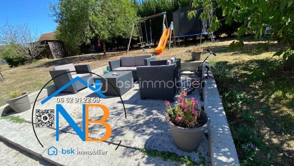 Cette belle maison offre de nombreux espaces et une distribution idéale pour une vie de famille.
Au rez-de-chaussée :
La pièce de vie, traversante et lumineuse développe 52 m² environ avec sa cuisine meublée et ouverte, offrant un espace convivial et parfaitement adapté à la vie quotidienne. Un couloir dessert une chambre (14.68 m² environ ) avec dressing, un bureau ( 8.75 m² environ), une salle de bain et WC indépendant ;

À l’étage :

Une pièce palière avec dressing, dessert deux vastes chambres ( 20 m² et 15 m² environ ) avec de beaux espaces de rangements, équipées de climatisation réversible ; 

Un sous-sol offrant de nombreuses possibilités, stationnement de 2 véhicules ; 

Une cave, une buanderie équipée d’une douche et d’un évier, une chambre avec lavabo et WC indépendant ;
Le chauffage est assuré par un chauffage central au gaz.

Un terrain clos de 847 m², offrant un agréable espace extérieur et de nombreuses possibilités d’aménagement. Deux terrasses pour profiter des beaux jours.

Cette maison se distingue par sa proximité des écoles, commerces tout en offrant la tranquillité d’un quartier paisible

Atout économique majeur : grâce à son installation de panneaux solaires, la propriété bénéficie de revenus permettant de prendre en charge la totalité de la taxe foncière, offrant ainsi un avantage financier particulièrement appréciable pour les futurs propriétaires.

Pour tout renseignement complémentaire ou afin d’organiser une visite, n’hésitez pas à me contacter.