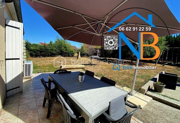 Cette belle maison offre de nombreux espaces et une distribution idéale pour une vie de famille.
Au rez-de-chaussée :
La pièce de vie, traversante et lumineuse développe 52 m² environ avec sa cuisine meublée et ouverte, offrant un espace convivial et parfaitement adapté à la vie quotidienne. Un couloir dessert une chambre (14.68 m² environ ) avec dressing, un bureau ( 8.75 m² environ), une salle de bain et WC indépendant ;

À l’étage :

Une pièce palière avec dressing, dessert deux vastes chambres ( 20 m² et 15 m² environ ) avec de beaux espaces de rangements, équipées de climatisation réversible ; 

Un sous-sol offrant de nombreuses possibilités, stationnement de 2 véhicules ; 

Une cave, une buanderie équipée d’une douche et d’un évier, une chambre avec lavabo et WC indépendant ;
Le chauffage est assuré par un chauffage central au gaz.

Un terrain clos de 847 m², offrant un agréable espace extérieur et de nombreuses possibilités d’aménagement. Deux terrasses pour profiter des beaux jours.

Cette maison se distingue par sa proximité des écoles, commerces tout en offrant la tranquillité d’un quartier paisible

Atout économique majeur : grâce à son installation de panneaux solaires, la propriété bénéficie de revenus permettant de prendre en charge la totalité de la taxe foncière, offrant ainsi un avantage financier particulièrement appréciable pour les futurs propriétaires.

Pour tout renseignement complémentaire ou afin d’organiser une visite, n’hésitez pas à me contacter.