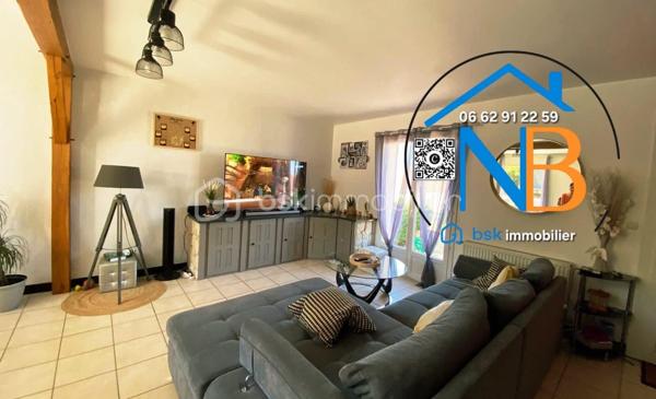 Cette belle maison offre de nombreux espaces et une distribution idéale pour une vie de famille.
Au rez-de-chaussée :
La pièce de vie, traversante et lumineuse développe 52 m² environ avec sa cuisine meublée et ouverte, offrant un espace convivial et parfaitement adapté à la vie quotidienne. Un couloir dessert une chambre (14.68 m² environ ) avec dressing, un bureau ( 8.75 m² environ), une salle de bain et WC indépendant ;

À l’étage :

Une pièce palière avec dressing, dessert deux vastes chambres ( 20 m² et 15 m² environ ) avec de beaux espaces de rangements, équipées de climatisation réversible ; 

Un sous-sol offrant de nombreuses possibilités, stationnement de 2 véhicules ; 

Une cave, une buanderie équipée d’une douche et d’un évier, une chambre avec lavabo et WC indépendant ;
Le chauffage est assuré par un chauffage central au gaz.

Un terrain clos de 847 m², offrant un agréable espace extérieur et de nombreuses possibilités d’aménagement. Deux terrasses pour profiter des beaux jours.

Cette maison se distingue par sa proximité des écoles, commerces tout en offrant la tranquillité d’un quartier paisible

Atout économique majeur : grâce à son installation de panneaux solaires, la propriété bénéficie de revenus permettant de prendre en charge la totalité de la taxe foncière, offrant ainsi un avantage financier particulièrement appréciable pour les futurs propriétaires.

Pour tout renseignement complémentaire ou afin d’organiser une visite, n’hésitez pas à me contacter.