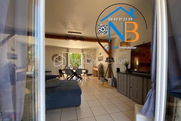 Cette belle maison offre de nombreux espaces et une distribution idéale pour une vie de famille.
Au rez-de-chaussée :
La pièce de vie, traversante et lumineuse développe 52 m² environ avec sa cuisine meublée et ouverte, offrant un espace convivial et parfaitement adapté à la vie quotidienne. Un couloir dessert une chambre (14.68 m² environ ) avec dressing, un bureau ( 8.75 m² environ), une salle de bain et WC indépendant ;

À l’étage :

Une pièce palière avec dressing, dessert deux vastes chambres ( 20 m² et 15 m² environ ) avec de beaux espaces de rangements, équipées de climatisation réversible ; 

Un sous-sol offrant de nombreuses possibilités, stationnement de 2 véhicules ; 

Une cave, une buanderie équipée d’une douche et d’un évier, une chambre avec lavabo et WC indépendant ;
Le chauffage est assuré par un chauffage central au gaz.

Un terrain clos de 847 m², offrant un agréable espace extérieur et de nombreuses possibilités d’aménagement. Deux terrasses pour profiter des beaux jours.

Cette maison se distingue par sa proximité des écoles, commerces tout en offrant la tranquillité d’un quartier paisible

Atout économique majeur : grâce à son installation de panneaux solaires, la propriété bénéficie de revenus permettant de prendre en charge la totalité de la taxe foncière, offrant ainsi un avantage financier particulièrement appréciable pour les futurs propriétaires.

Pour tout renseignement complémentaire ou afin d’organiser une visite, n’hésitez pas à me contacter.