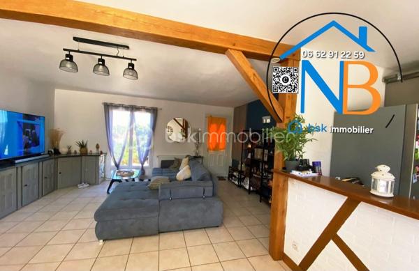 Cette belle maison offre de nombreux espaces et une distribution idéale pour une vie de famille.
Au rez-de-chaussée :
La pièce de vie, traversante et lumineuse développe 52 m² environ avec sa cuisine meublée et ouverte, offrant un espace convivial et parfaitement adapté à la vie quotidienne. Un couloir dessert une chambre (14.68 m² environ ) avec dressing, un bureau ( 8.75 m² environ), une salle de bain et WC indépendant ;

À l’étage :

Une pièce palière avec dressing, dessert deux vastes chambres ( 20 m² et 15 m² environ ) avec de beaux espaces de rangements, équipées de climatisation réversible ; 

Un sous-sol offrant de nombreuses possibilités, stationnement de 2 véhicules ; 

Une cave, une buanderie équipée d’une douche et d’un évier, une chambre avec lavabo et WC indépendant ;
Le chauffage est assuré par un chauffage central au gaz.

Un terrain clos de 847 m², offrant un agréable espace extérieur et de nombreuses possibilités d’aménagement. Deux terrasses pour profiter des beaux jours.

Cette maison se distingue par sa proximité des écoles, commerces tout en offrant la tranquillité d’un quartier paisible

Atout économique majeur : grâce à son installation de panneaux solaires, la propriété bénéficie de revenus permettant de prendre en charge la totalité de la taxe foncière, offrant ainsi un avantage financier particulièrement appréciable pour les futurs propriétaires.

Pour tout renseignement complémentaire ou afin d’organiser une visite, n’hésitez pas à me contacter.