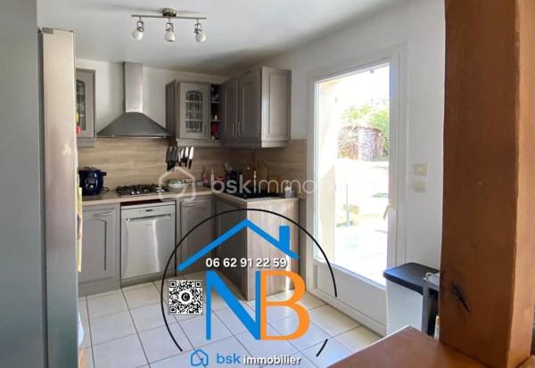 Cette belle maison offre de nombreux espaces et une distribution idéale pour une vie de famille.
Au rez-de-chaussée :
La pièce de vie, traversante et lumineuse développe 52 m² environ avec sa cuisine meublée et ouverte, offrant un espace convivial et parfaitement adapté à la vie quotidienne. Un couloir dessert une chambre (14.68 m² environ ) avec dressing, un bureau ( 8.75 m² environ), une salle de bain et WC indépendant ;

À l’étage :

Une pièce palière avec dressing, dessert deux vastes chambres ( 20 m² et 15 m² environ ) avec de beaux espaces de rangements, équipées de climatisation réversible ; 

Un sous-sol offrant de nombreuses possibilités, stationnement de 2 véhicules ; 

Une cave, une buanderie équipée d’une douche et d’un évier, une chambre avec lavabo et WC indépendant ;
Le chauffage est assuré par un chauffage central au gaz.

Un terrain clos de 847 m², offrant un agréable espace extérieur et de nombreuses possibilités d’aménagement. Deux terrasses pour profiter des beaux jours.

Cette maison se distingue par sa proximité des écoles, commerces tout en offrant la tranquillité d’un quartier paisible

Atout économique majeur : grâce à son installation de panneaux solaires, la propriété bénéficie de revenus permettant de prendre en charge la totalité de la taxe foncière, offrant ainsi un avantage financier particulièrement appréciable pour les futurs propriétaires.

Pour tout renseignement complémentaire ou afin d’organiser une visite, n’hésitez pas à me contacter.