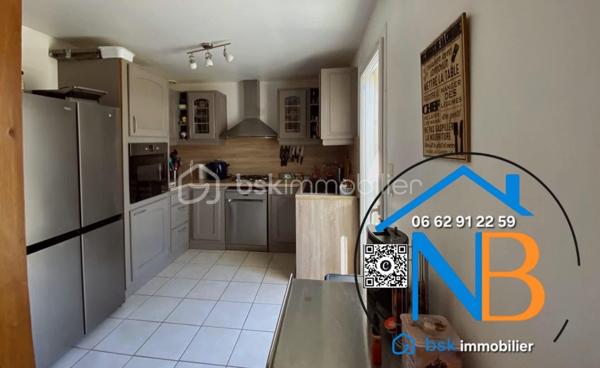 Cette belle maison offre de nombreux espaces et une distribution idéale pour une vie de famille.
Au rez-de-chaussée :
La pièce de vie, traversante et lumineuse développe 52 m² environ avec sa cuisine meublée et ouverte, offrant un espace convivial et parfaitement adapté à la vie quotidienne. Un couloir dessert une chambre (14.68 m² environ ) avec dressing, un bureau ( 8.75 m² environ), une salle de bain et WC indépendant ;

À l’étage :

Une pièce palière avec dressing, dessert deux vastes chambres ( 20 m² et 15 m² environ ) avec de beaux espaces de rangements, équipées de climatisation réversible ; 

Un sous-sol offrant de nombreuses possibilités, stationnement de 2 véhicules ; 

Une cave, une buanderie équipée d’une douche et d’un évier, une chambre avec lavabo et WC indépendant ;
Le chauffage est assuré par un chauffage central au gaz.

Un terrain clos de 847 m², offrant un agréable espace extérieur et de nombreuses possibilités d’aménagement. Deux terrasses pour profiter des beaux jours.

Cette maison se distingue par sa proximité des écoles, commerces tout en offrant la tranquillité d’un quartier paisible

Atout économique majeur : grâce à son installation de panneaux solaires, la propriété bénéficie de revenus permettant de prendre en charge la totalité de la taxe foncière, offrant ainsi un avantage financier particulièrement appréciable pour les futurs propriétaires.

Pour tout renseignement complémentaire ou afin d’organiser une visite, n’hésitez pas à me contacter.