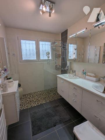 Pavillon individuel d'une surface de 146m² habitable élevé sur sous-sol complet et sur étage