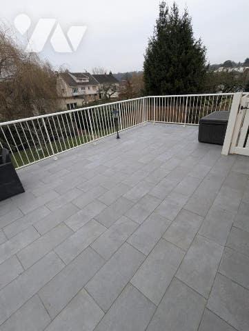 Pavillon individuel d'une surface de 146m² habitable élevé sur sous-sol complet et sur étage