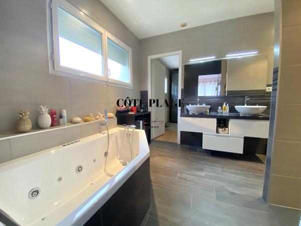 Vaux-sur-Mer (17640) VAUX SUR MER - MAISON FAMILIALE A 500 M DU CENTRE AU PRIX DE 821 600 € FAI