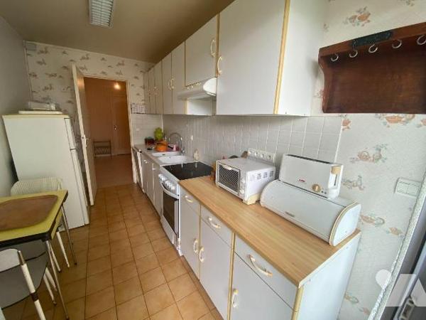 CHARTRES
Appartement T4 de 95 m² situé au 2ème étage avec ascenseur dans une résidence calme e...