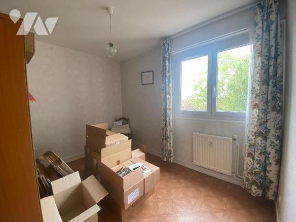 CHARTRES
Appartement T4 de 95 m² situé au 2ème étage avec ascenseur dans une résidence calme e...