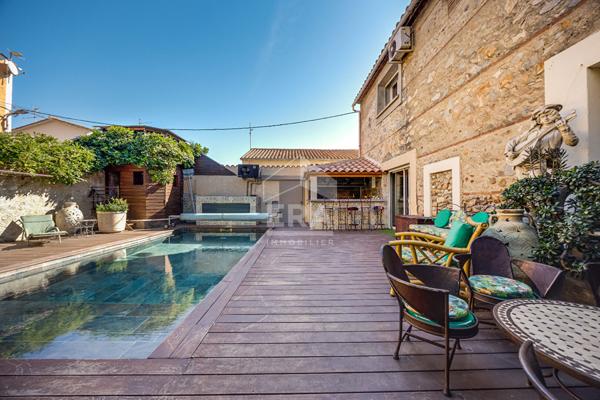 Villelongue de la Salanque : Propriété à vendre avec garage, piscine et appartement indépendant