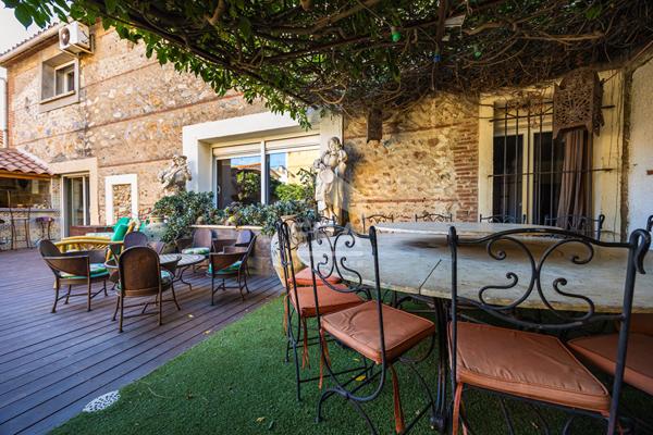 Villelongue de la Salanque : Propriété à vendre avec garage, piscine et appartement indépendant