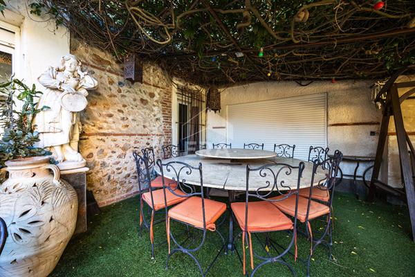 Villelongue de la Salanque : Propriété à vendre avec garage, piscine et appartement indépendant