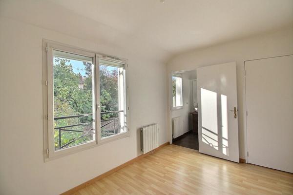 Maison Massy en copropriété  de 100 m² avec jardin cave et deux parkings couverts