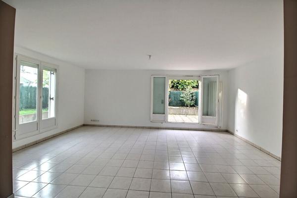 Maison Massy en copropriété  de 100 m² avec jardin cave et deux parkings couverts