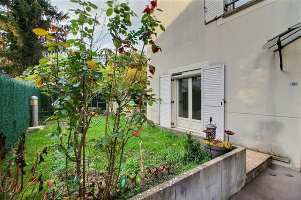 Maison Massy en copropriété  de 100 m² avec jardin cave et deux parkings couverts