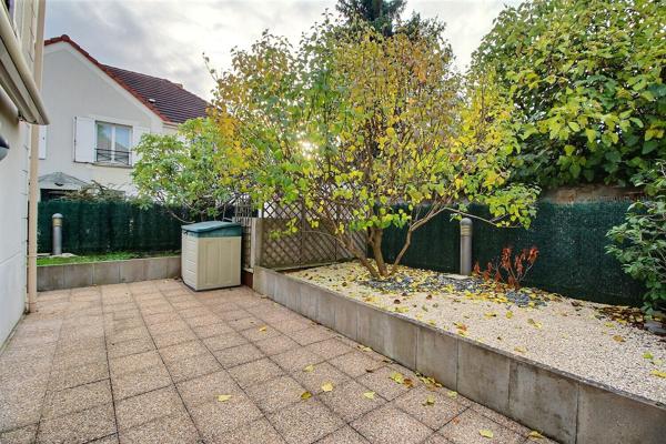 Maison Massy en copropriété  de 100 m² avec jardin cave et deux parkings couverts