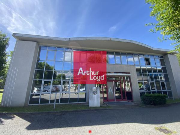 Bureaux à louer en rez de chaussée à Gières avec parking privatif