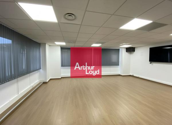 Bureaux à louer en rez de chaussée à Gières avec parking privatif