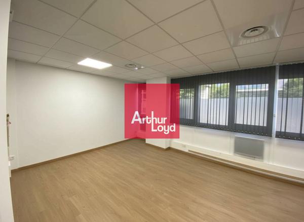 Bureaux à louer en rez de chaussée à Gières avec parking privatif