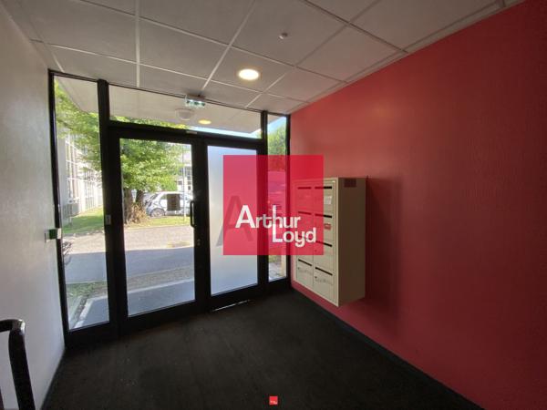 Bureaux à louer en rez de chaussée à Gières avec parking privatif