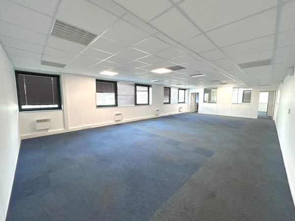 Bureaux à louer à Bruges - Bordeaux Lac avec parking extérieur et accès sécurisé