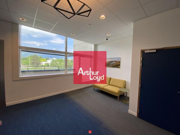 Bureaux à louer à Eybens lumineux entièrement rénovés 3645 m² divisibles