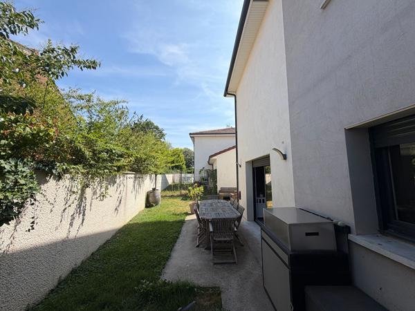 Maison contemporaine à vendre à Bourg-en-Bresse - Secteur Vennes, un havre de paix rare sur le marché