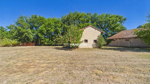 TERRAIN CONSTRUCTIBLE DE +1 000 M² AVEC GRANGE OUVERTE - PROCHE CORDES Cordes sur ciel