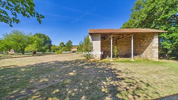 TERRAIN CONSTRUCTIBLE DE +1 000 M² AVEC GRANGE OUVERTE - PROCHE CORDES Cordes sur ciel