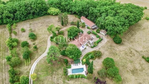 La maison du meunier perchée sur une colline, offrant une vue exceptionnelle