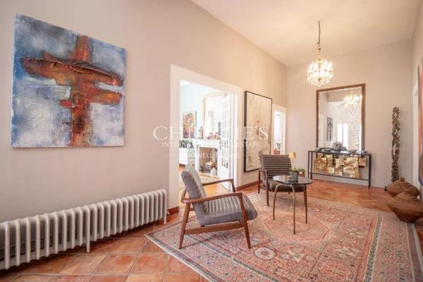 La maison du meunier perchée sur une colline, offrant une vue exceptionnelle