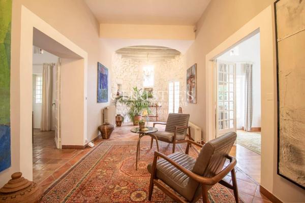 La maison du meunier perchée sur une colline, offrant une vue exceptionnelle