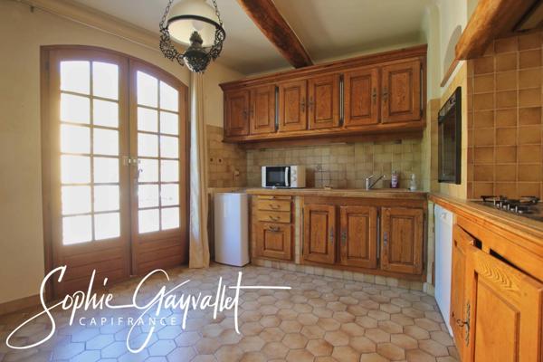 COEUR DE VILLAGE - Grande maison avec T2 et annexes généreuses.