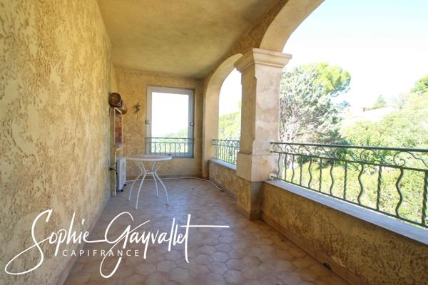 COEUR DE VILLAGE - Grande maison avec T2 et annexes généreuses.