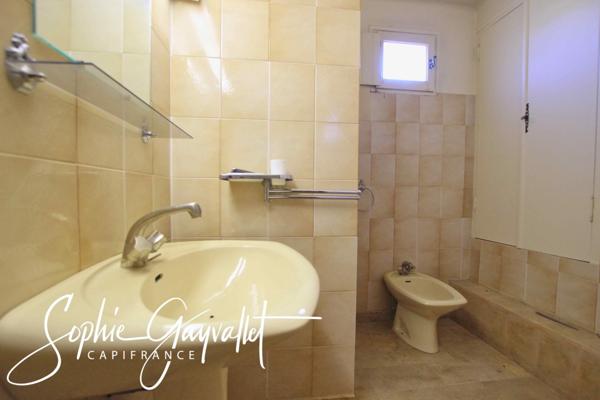 COEUR DE VILLAGE - Grande maison avec T2 et annexes généreuses.