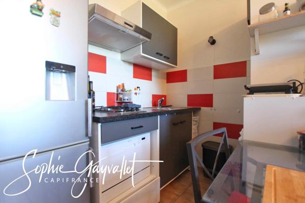 COEUR DE VILLAGE - Grande maison avec T2 et annexes généreuses.