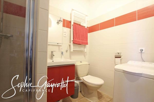 COEUR DE VILLAGE - Grande maison avec T2 et annexes généreuses.