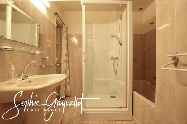 COEUR DE VILLAGE - Grande maison avec T2 et annexes généreuses.