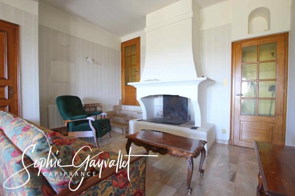 COEUR DE VILLAGE - Grande maison avec T2 et annexes généreuses.