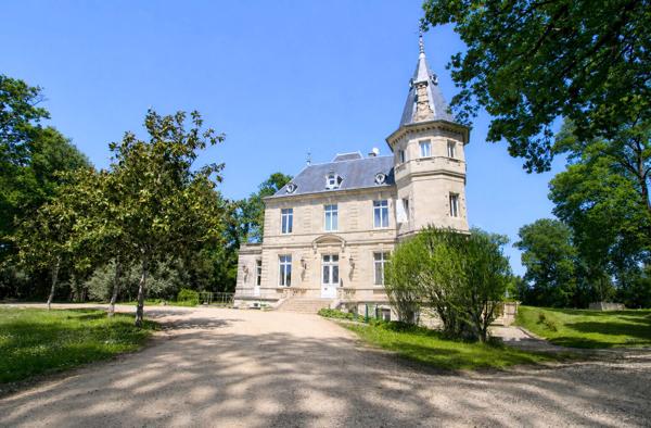 LAYRAC -Demeure de Prestige rénovée - 8 chambres dont 4 avec salle d'eau privatives, 540 m² sur Terrain de 2,4 ha