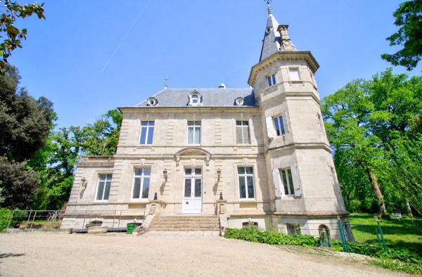LAYRAC -Demeure de Prestige rénovée - 8 chambres dont 4 avec salle d'eau privatives, 540 m² sur Terrain de 2,4 ha