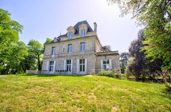 LAYRAC -Demeure de Prestige rénovée - 8 chambres dont 4 avec salle d'eau privatives, 540 m² sur Terrain de 2,4 ha