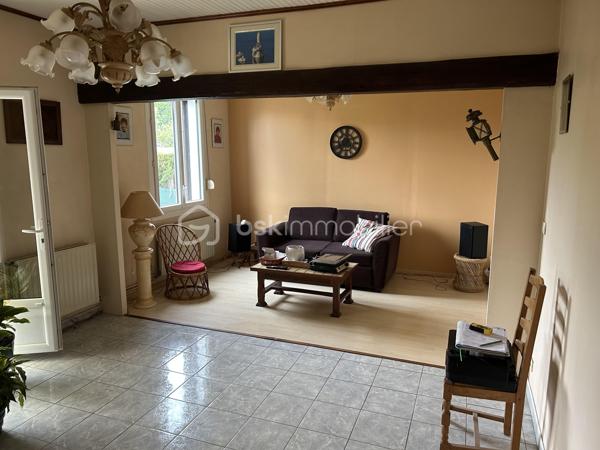 À découvrir, cette agréable maison mitoyenne de 90 m² de plain-pied, idéale pour un couple, une petite famille ou un projet d'aménagement évolutif.

Elle se compose actuellement de :

Une grande pièce de vie lumineuse avec salon et séjour.
Une cuisine fonctionnelle.
Une chambre spacieuse, avec la possibilité d'aménager jusqu'à 3 chambres selon vos besoins.
Une vaste salle de bain.
Une véranda, parfaite pour profiter de la lumière toute l'année.
Un garage.

À l'extérieur, vous profiterez d'un terrain verdoyant, offrant un cadre agréable et paisible pour les moments en famille ou entre amis.

Cette maison offre un beau potentiel d'aménagement et de modernisation pour créer un intérieur à votre image.

Les + :

Plain-pied
Potentiel de 3 chambres
Véranda
Garage
Jardin agréable
Secteur calme, à proximité des commodités

Une belle opportunité à découvrir rapidement !