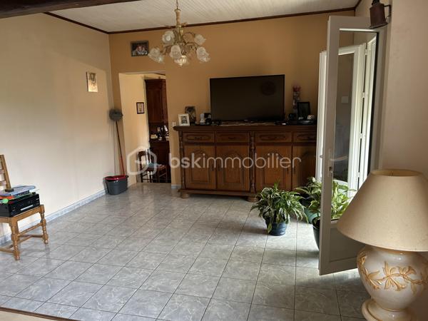 À découvrir, cette agréable maison mitoyenne de 90 m² de plain-pied, idéale pour un couple, une petite famille ou un projet d'aménagement évolutif.

Elle se compose actuellement de :

Une grande pièce de vie lumineuse avec salon et séjour.
Une cuisine fonctionnelle.
Une chambre spacieuse, avec la possibilité d'aménager jusqu'à 3 chambres selon vos besoins.
Une vaste salle de bain.
Une véranda, parfaite pour profiter de la lumière toute l'année.
Un garage.

À l'extérieur, vous profiterez d'un terrain verdoyant, offrant un cadre agréable et paisible pour les moments en famille ou entre amis.

Cette maison offre un beau potentiel d'aménagement et de modernisation pour créer un intérieur à votre image.

Les + :

Plain-pied
Potentiel de 3 chambres
Véranda
Garage
Jardin agréable
Secteur calme, à proximité des commodités

Une belle opportunité à découvrir rapidement !