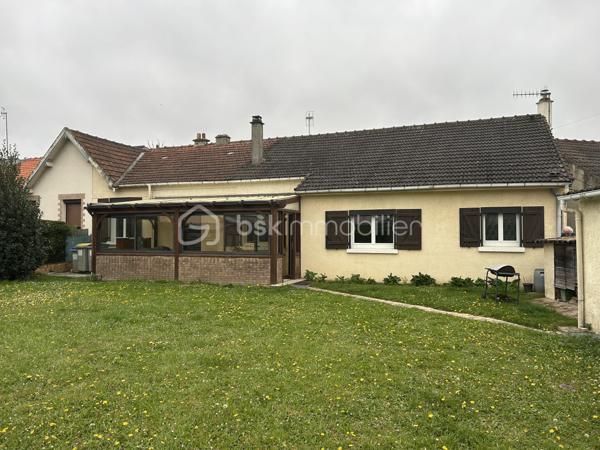 À découvrir, cette agréable maison mitoyenne de 90 m² de plain-pied, idéale pour un couple, une petite famille ou un projet d'aménagement évolutif.

Elle se compose actuellement de :

Une grande pièce de vie lumineuse avec salon et séjour.
Une cuisine fonctionnelle.
Une chambre spacieuse, avec la possibilité d'aménager jusqu'à 3 chambres selon vos besoins.
Une vaste salle de bain.
Une véranda, parfaite pour profiter de la lumière toute l'année.
Un garage.

À l'extérieur, vous profiterez d'un terrain verdoyant, offrant un cadre agréable et paisible pour les moments en famille ou entre amis.

Cette maison offre un beau potentiel d'aménagement et de modernisation pour créer un intérieur à votre image.

Les + :

Plain-pied
Potentiel de 3 chambres
Véranda
Garage
Jardin agréable
Secteur calme, à proximité des commodités

Une belle opportunité à découvrir rapidement !