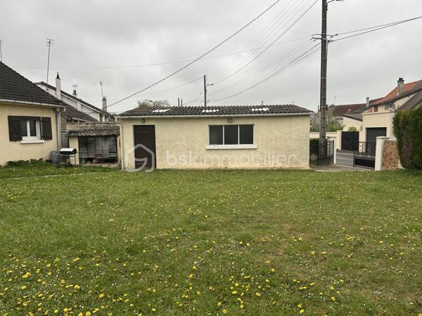 À découvrir, cette agréable maison mitoyenne de 90 m² de plain-pied, idéale pour un couple, une petite famille ou un projet d'aménagement évolutif.

Elle se compose actuellement de :

Une grande pièce de vie lumineuse avec salon et séjour.
Une cuisine fonctionnelle.
Une chambre spacieuse, avec la possibilité d'aménager jusqu'à 3 chambres selon vos besoins.
Une vaste salle de bain.
Une véranda, parfaite pour profiter de la lumière toute l'année.
Un garage.

À l'extérieur, vous profiterez d'un terrain verdoyant, offrant un cadre agréable et paisible pour les moments en famille ou entre amis.

Cette maison offre un beau potentiel d'aménagement et de modernisation pour créer un intérieur à votre image.

Les + :

Plain-pied
Potentiel de 3 chambres
Véranda
Garage
Jardin agréable
Secteur calme, à proximité des commodités

Une belle opportunité à découvrir rapidement !