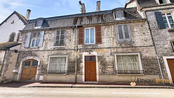Maison de ville spacieuse de 144 m² avec garage, cave et cour intérieure