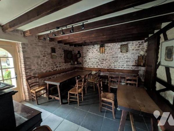 GUICHEN - Seulement chez 35 Notaires - Lieu emblématique du secteur à céder dans son ensemble -...