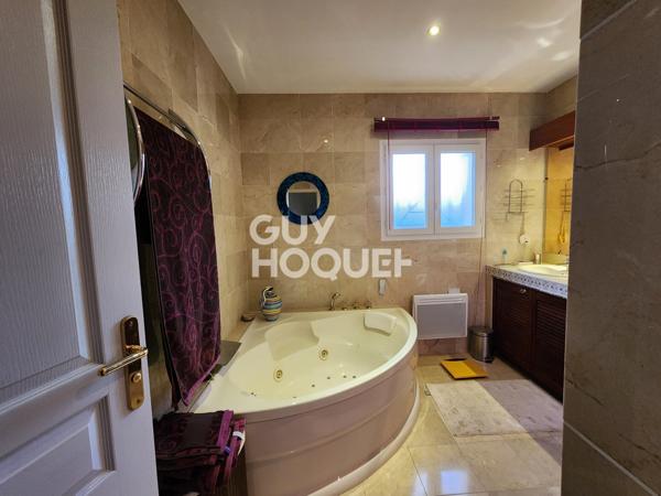 MAISON À VENDRE DE 4 PIÈCES DE 136,00 M²